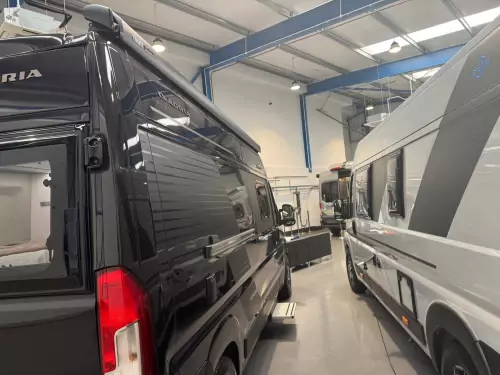 Adria Twin Supreme 600 SPB GB (2026) - Black