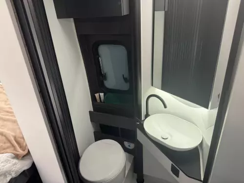 Adria Twin Supreme 600 SPB GB (2026) - Black