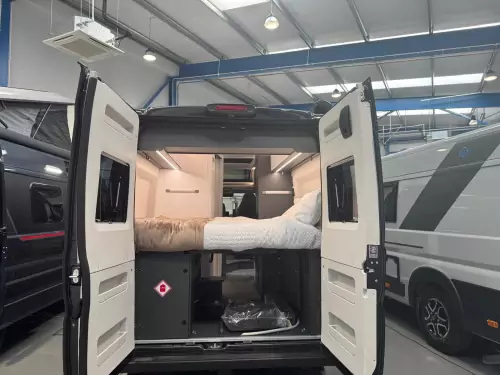 Adria Twin Supreme 600 SPB GB (2026) - Black