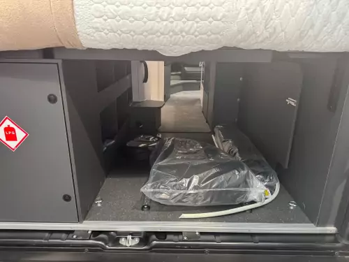 Adria Twin Supreme 600 SPB GB (2026) - Black